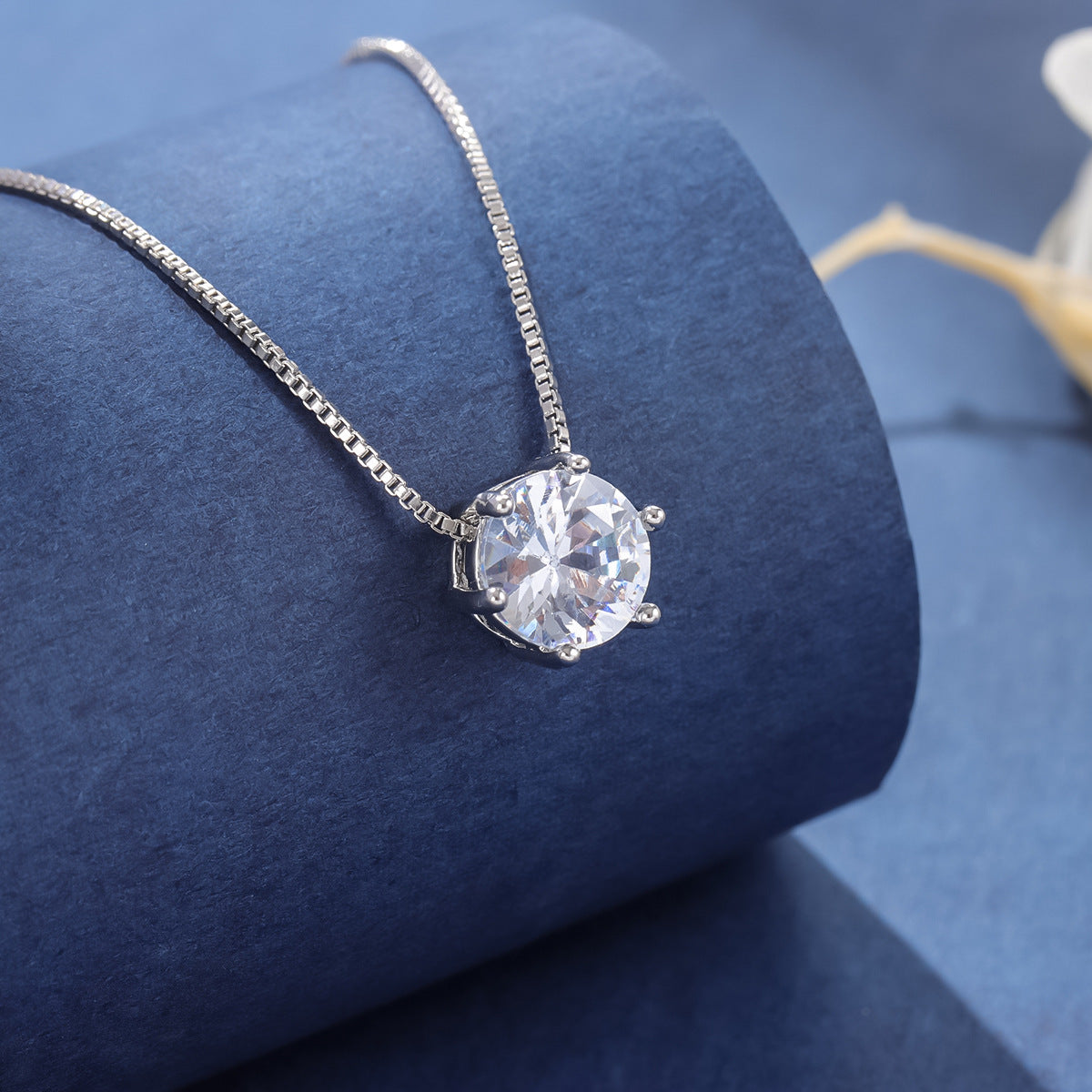 Women's Korean Style Fashion Single Diamond Six Claw Necklace