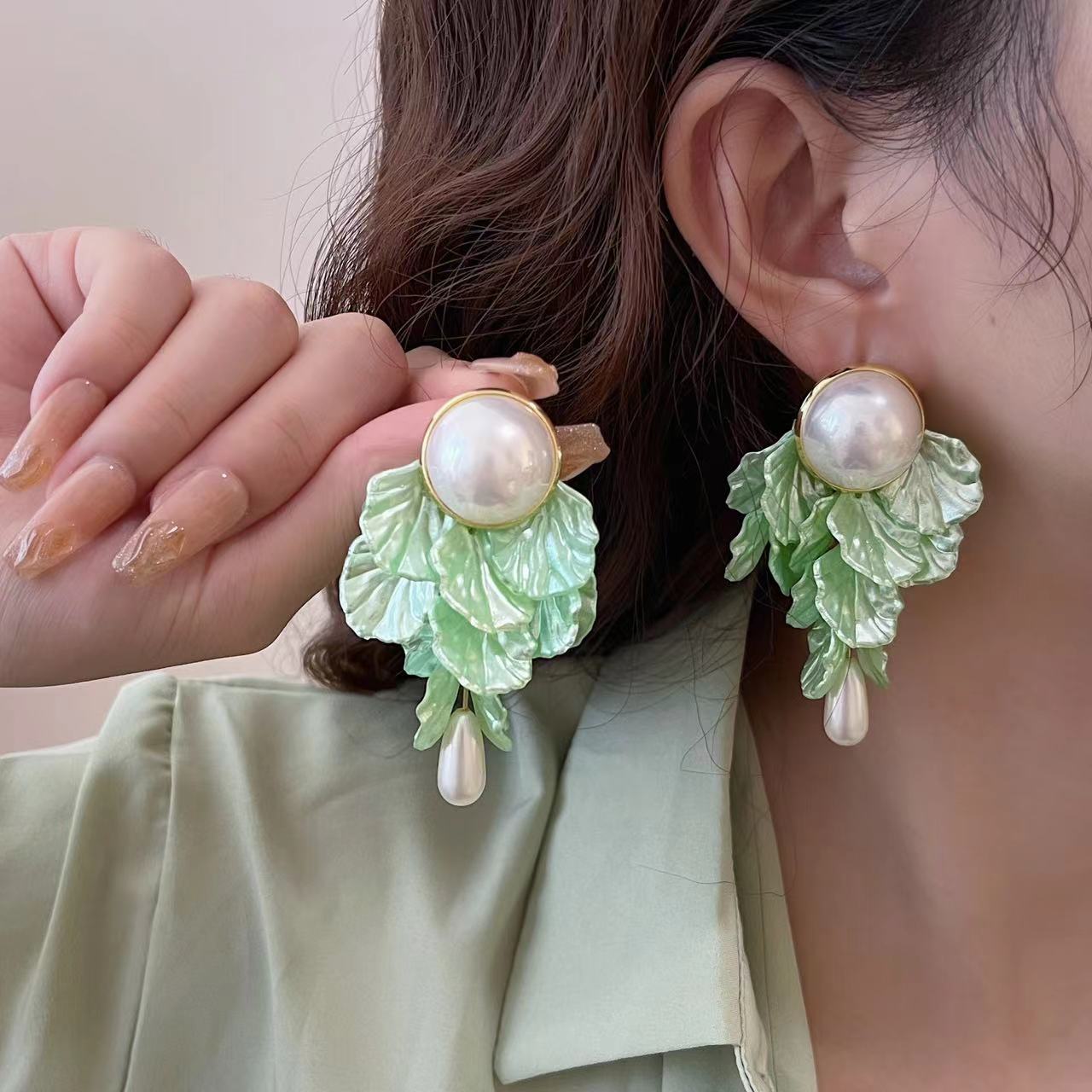 White Flower Tassel Long High-grade Pearl Shell Earrings