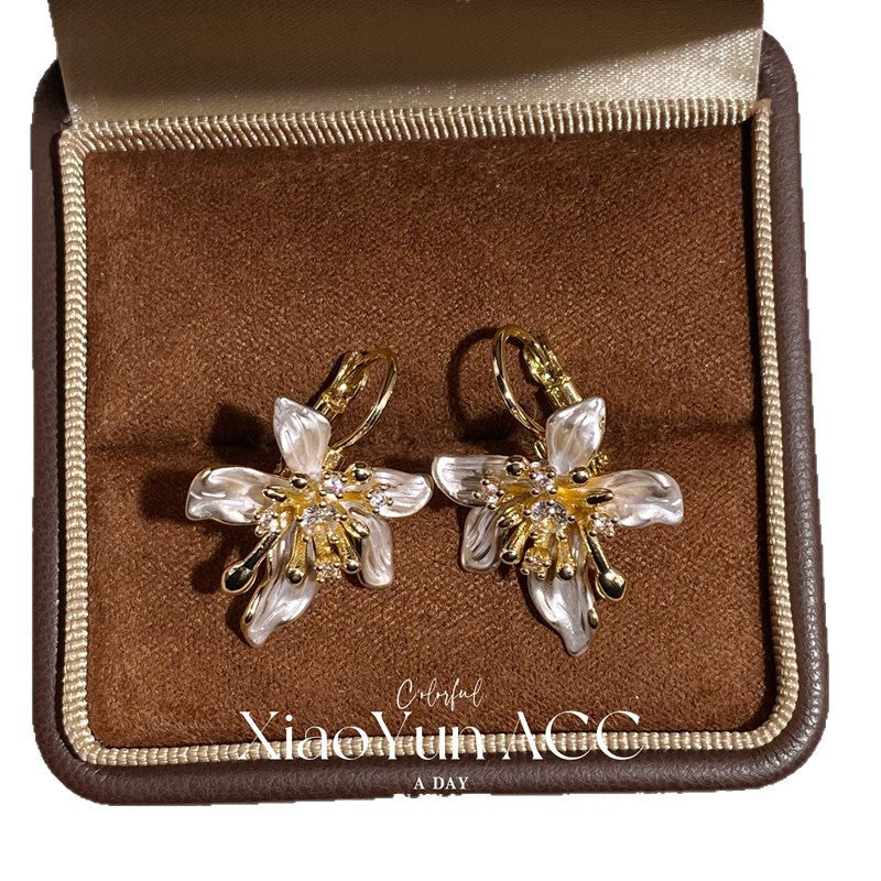 Zircon Metal Petals Ear Clip Female Temperament Light Luxury Sweet Earrings