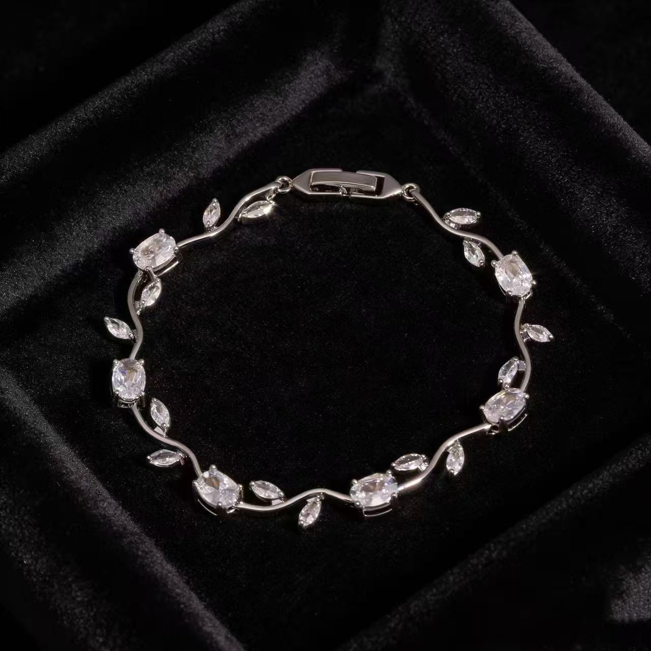 Women's Simple Design Leaf Shape Fashion Temperamental Minority Multicolor Bracelet