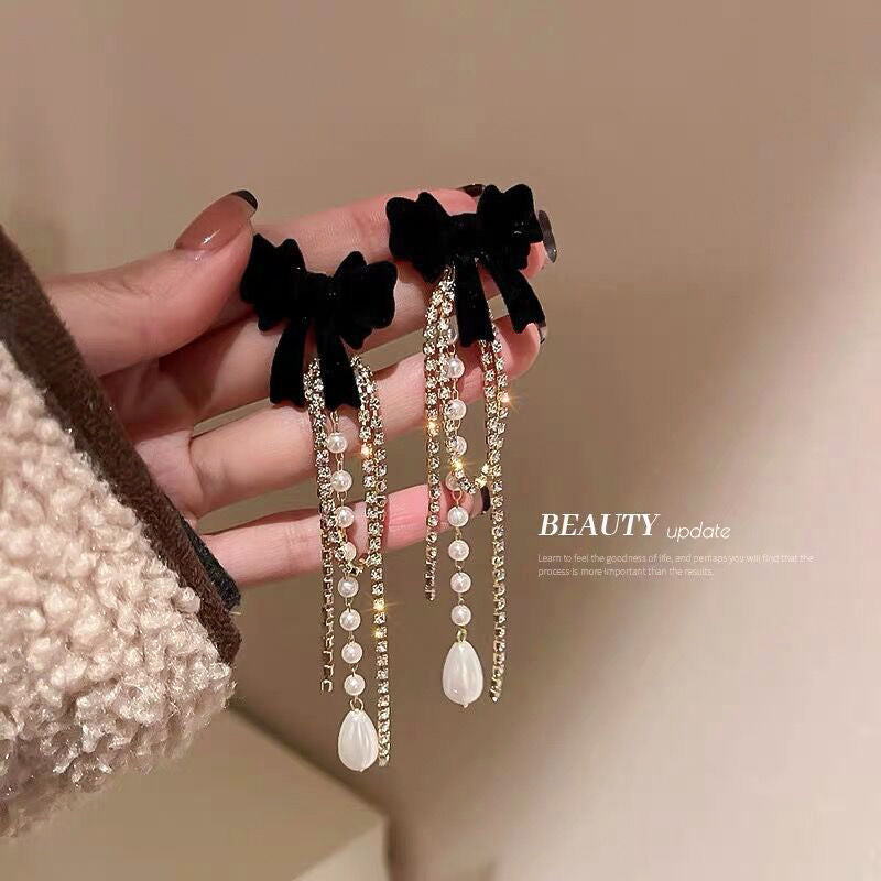 Women's Black White Ear Fashionable Temperament Hot Entry Lux Earrings