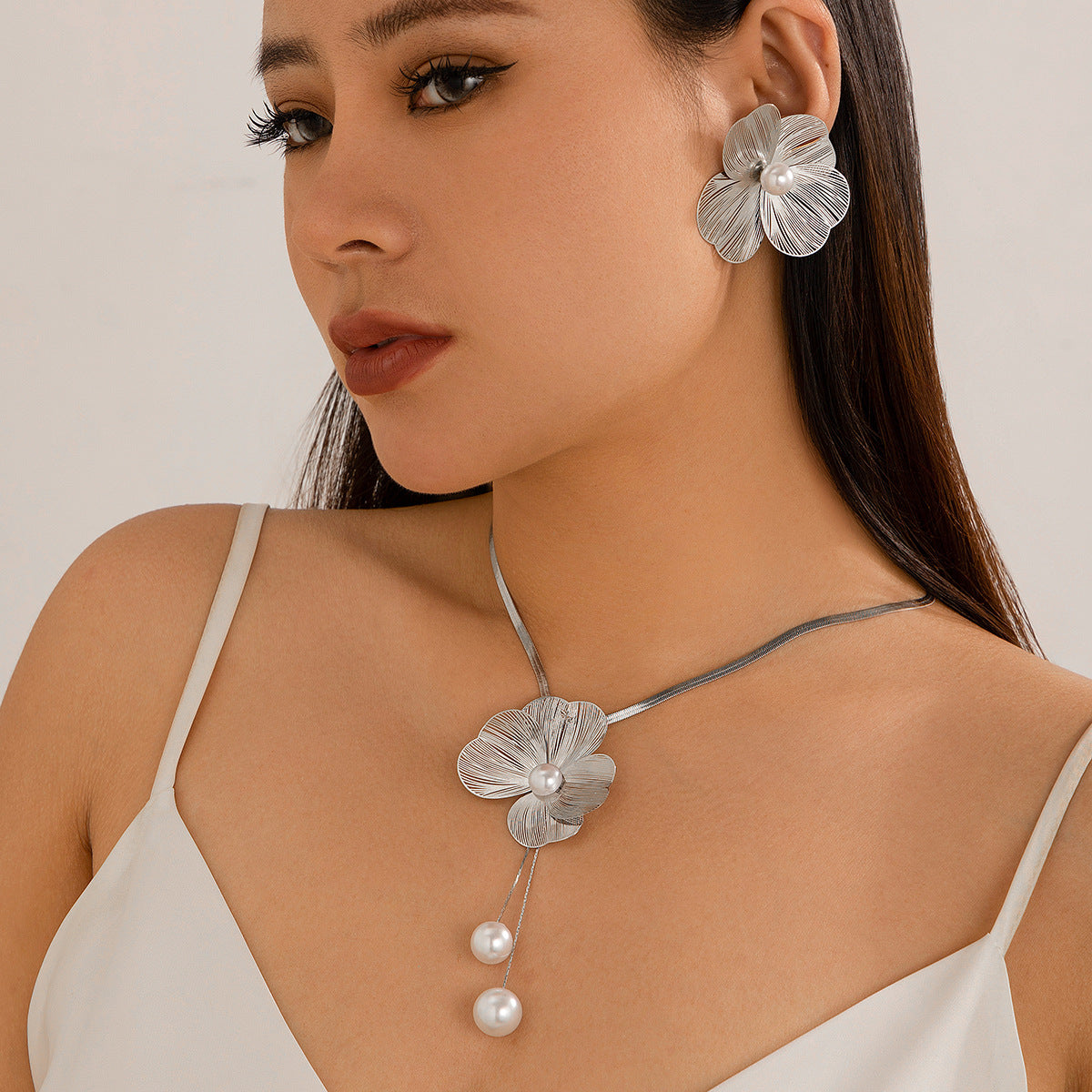 Three-dimensional Ginkgo Leaf Versatile Ladies Sweet Cool Metal Brushed Flower Collar
