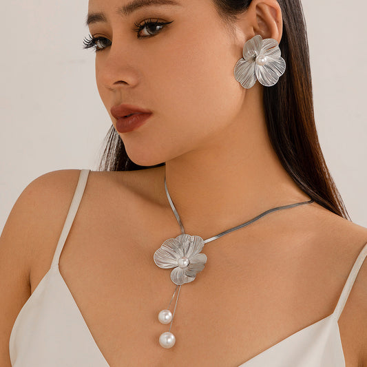 Three-dimensional Ginkgo Leaf Versatile Ladies Sweet Cool Metal Brushed Flower Collar