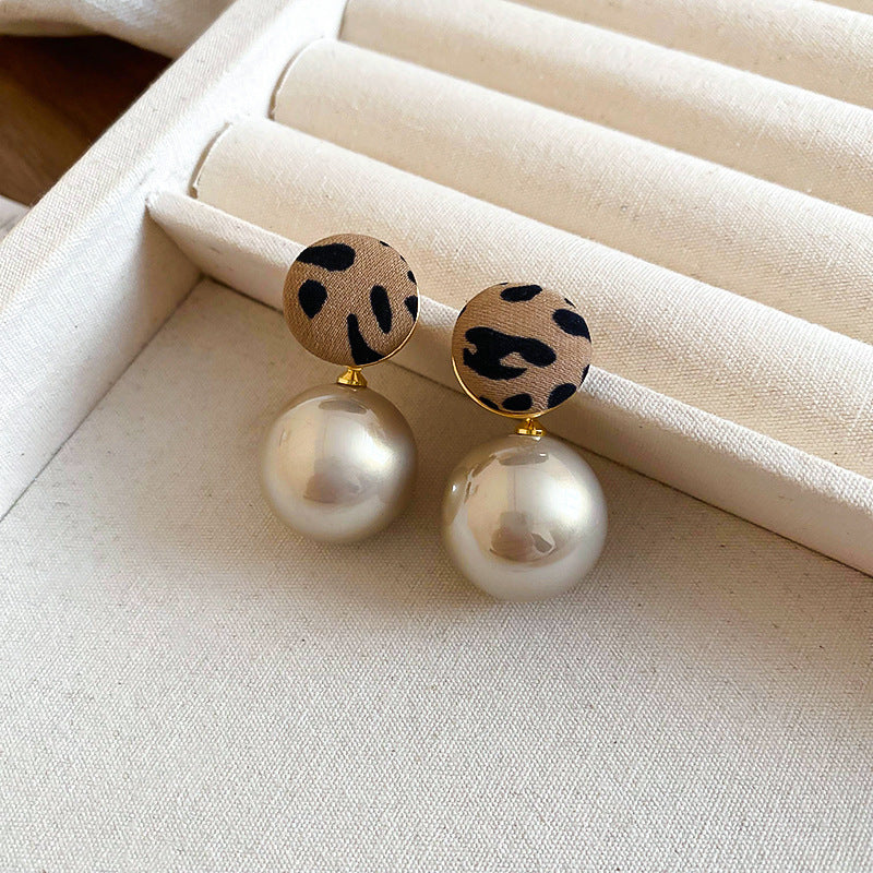 Fashion High-grade Zircon Pearl Niche Retro Earrings