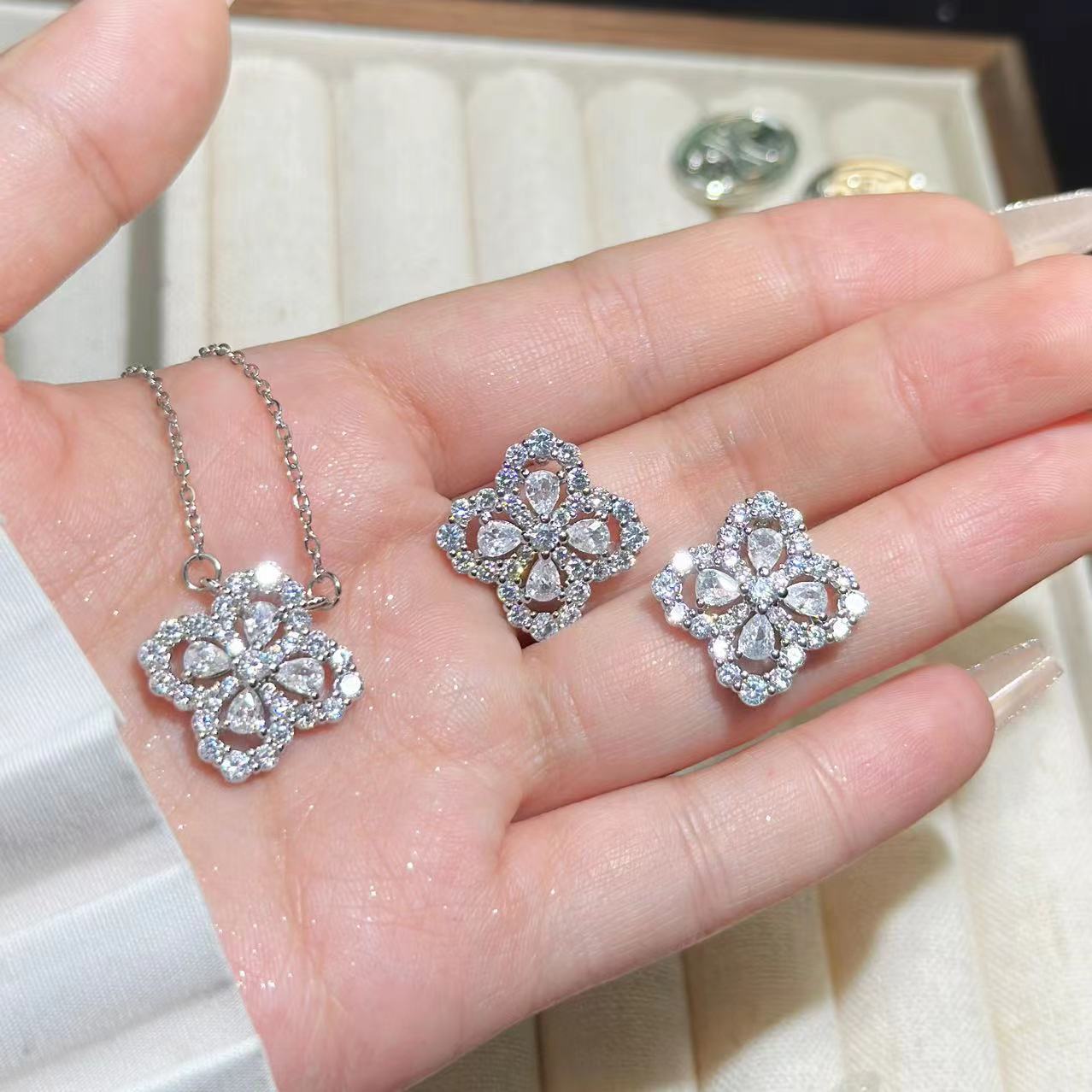 Luxury Diamond Inlaid Clavicle Chain Female Lucky Flower Necklace