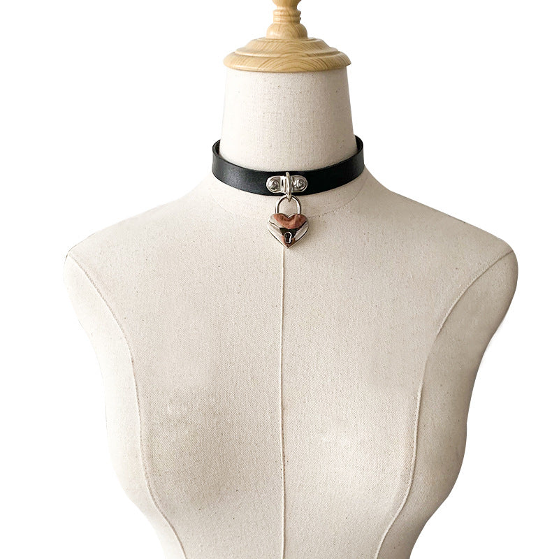 Exaggerated Peach Heart With Key Clavicle Chain Collar