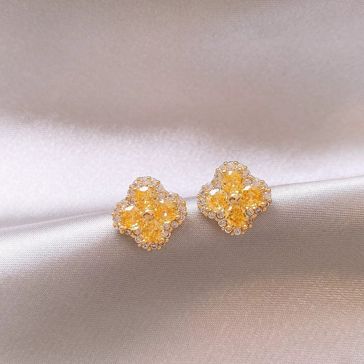 Women's Leaf Clover Ear Light Luxury High-grade Flower Stud Earrings