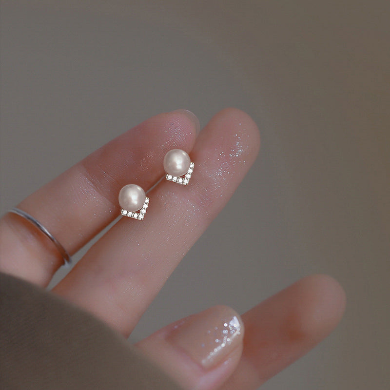Women's V-shaped Imitation Pearl Exquisite Small Casual Zircon Stud Earrings