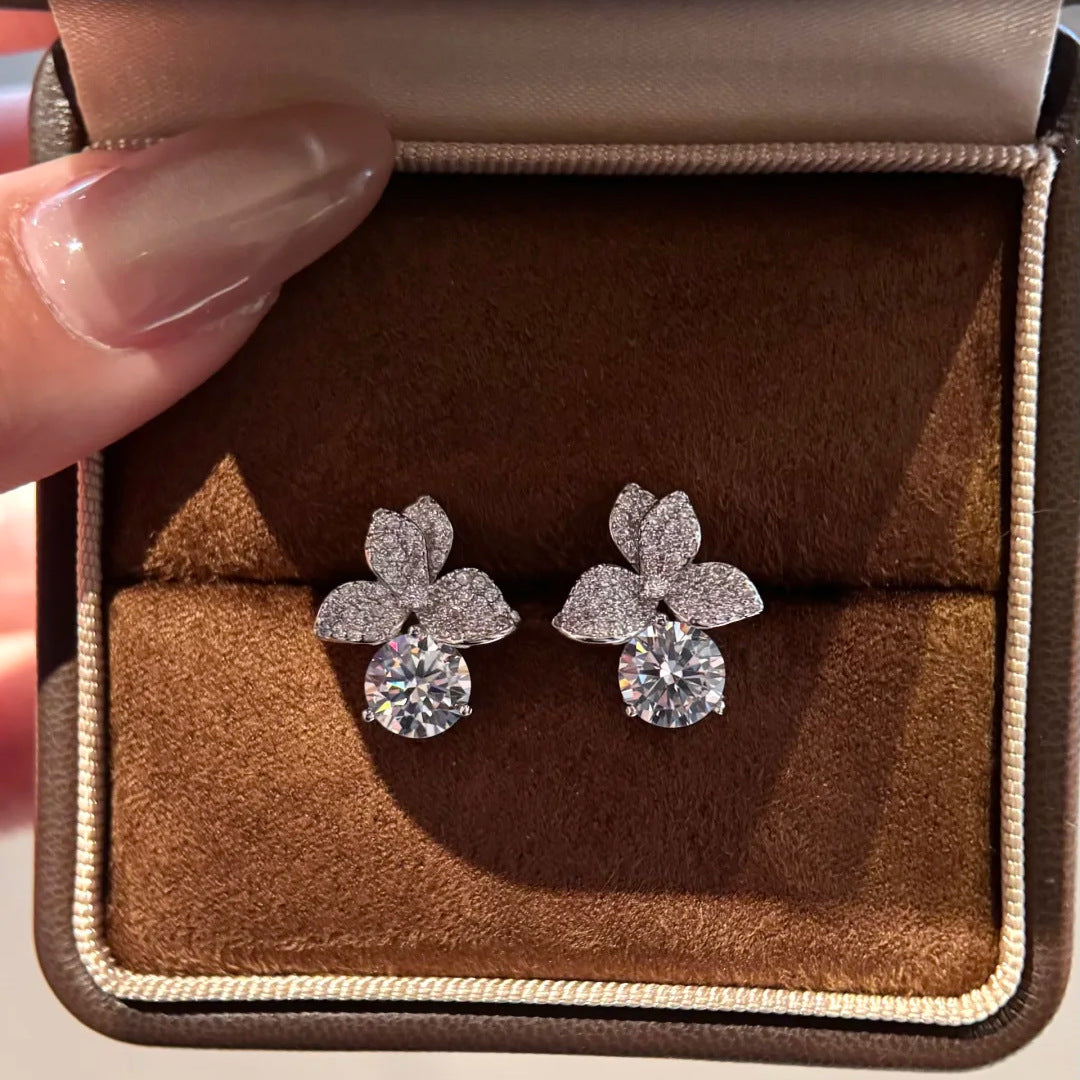 Women's High-grade Temperament 2 Karat Eight Hearts Arrows Super Flash Zircon Stud Earrings