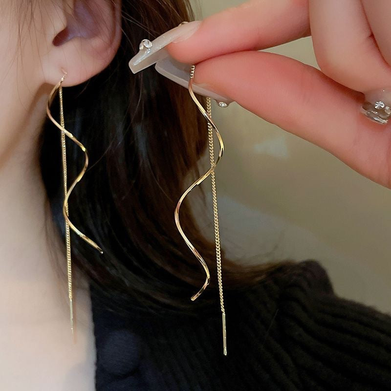 Women's Twisted Wave Geometric Lines Fashion Simple Niche Temperament Commute Earrings