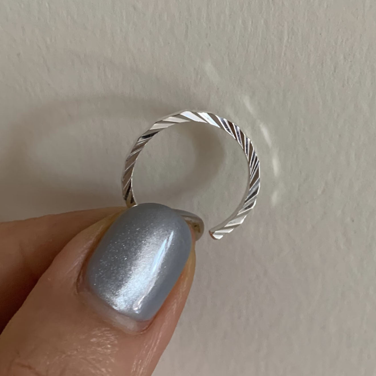 Women's Sier Irregular Carven Design Cut Fashion Simple Glossy Hammered Ring