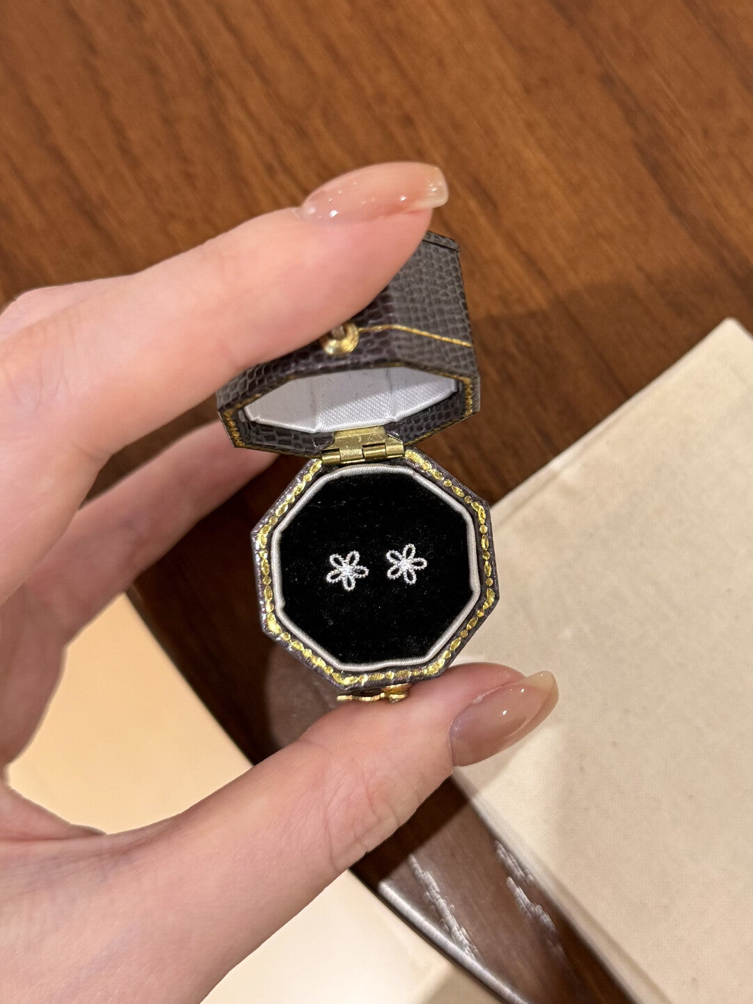 Light Luxury Little Screw Female French Retro Rings