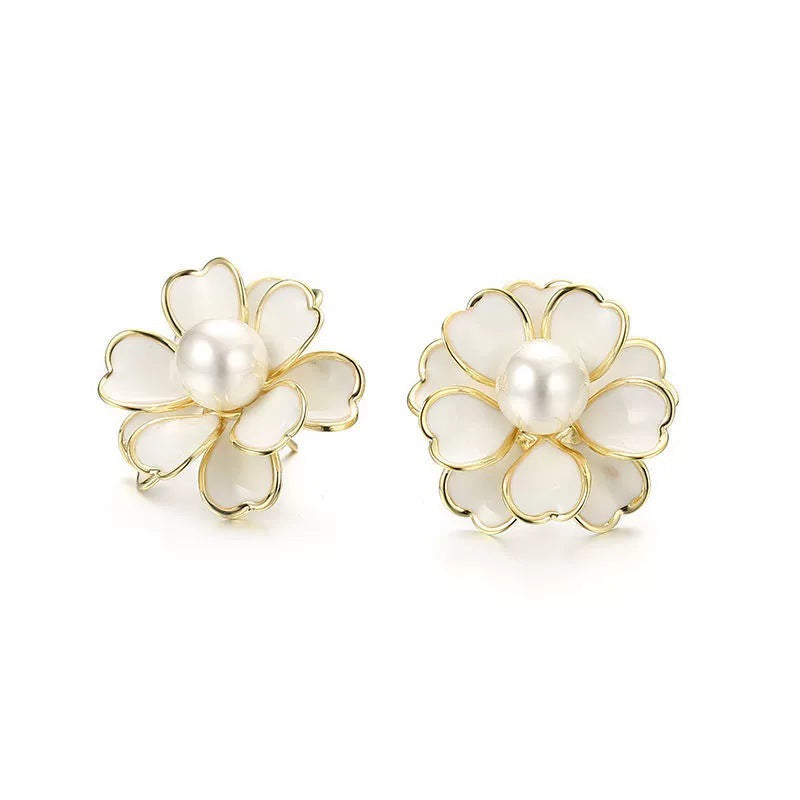 Women's Camellia Pearl Classic Style Sier Needle Stud Earrings