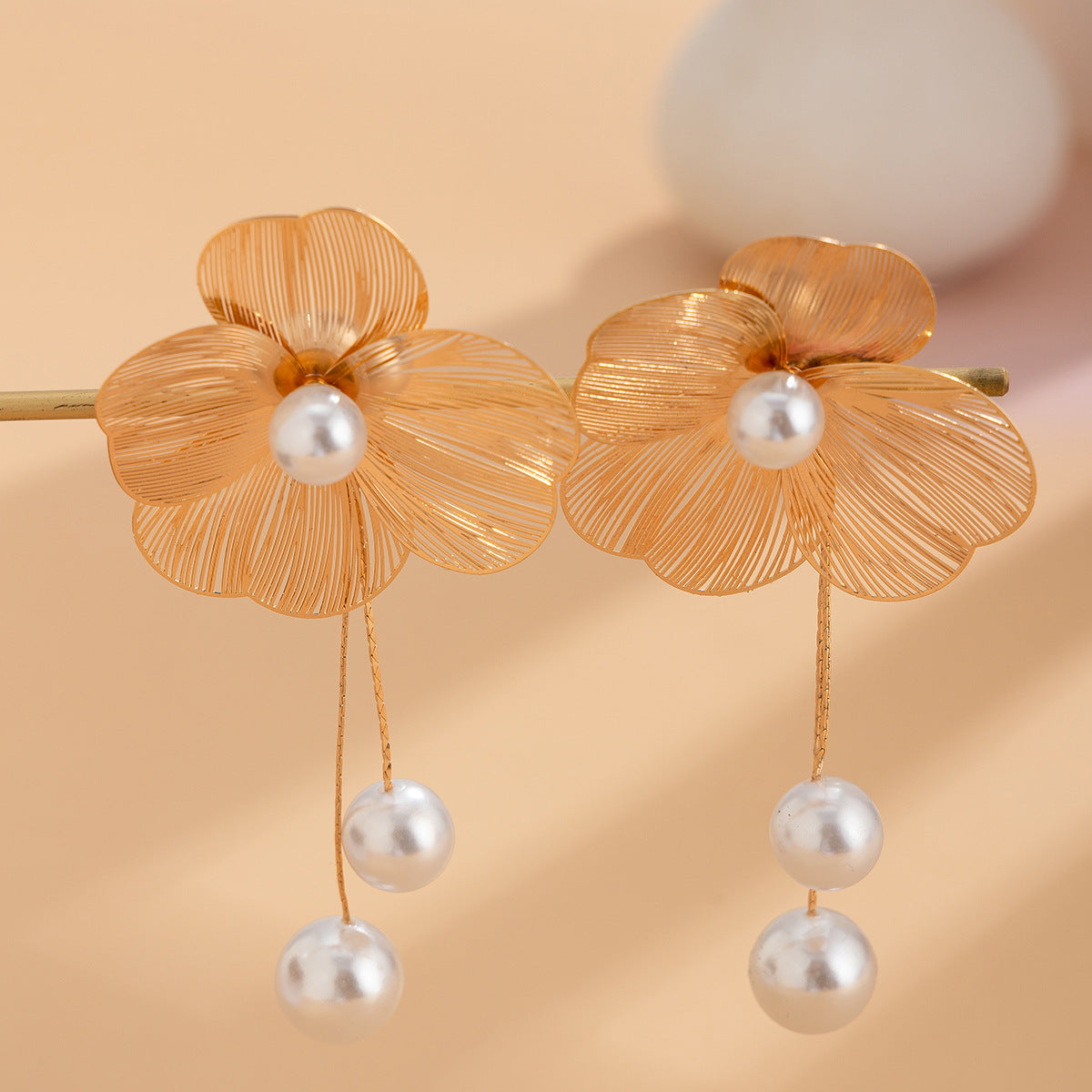 Three-dimensional Ginkgo Leaf Versatile Ladies Sweet Cool Metal Brushed Flower Collar