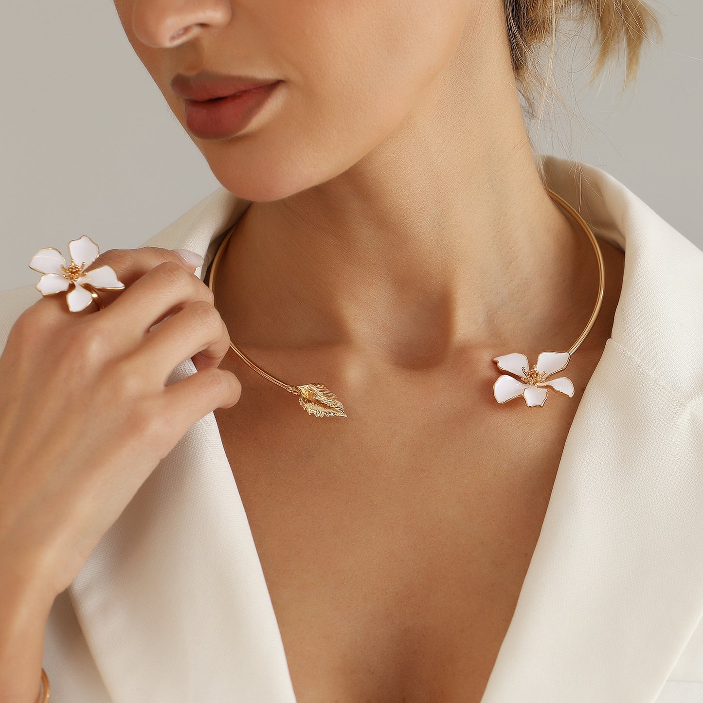 Lux Enamel Flower Female Gentle Temperament High Collar