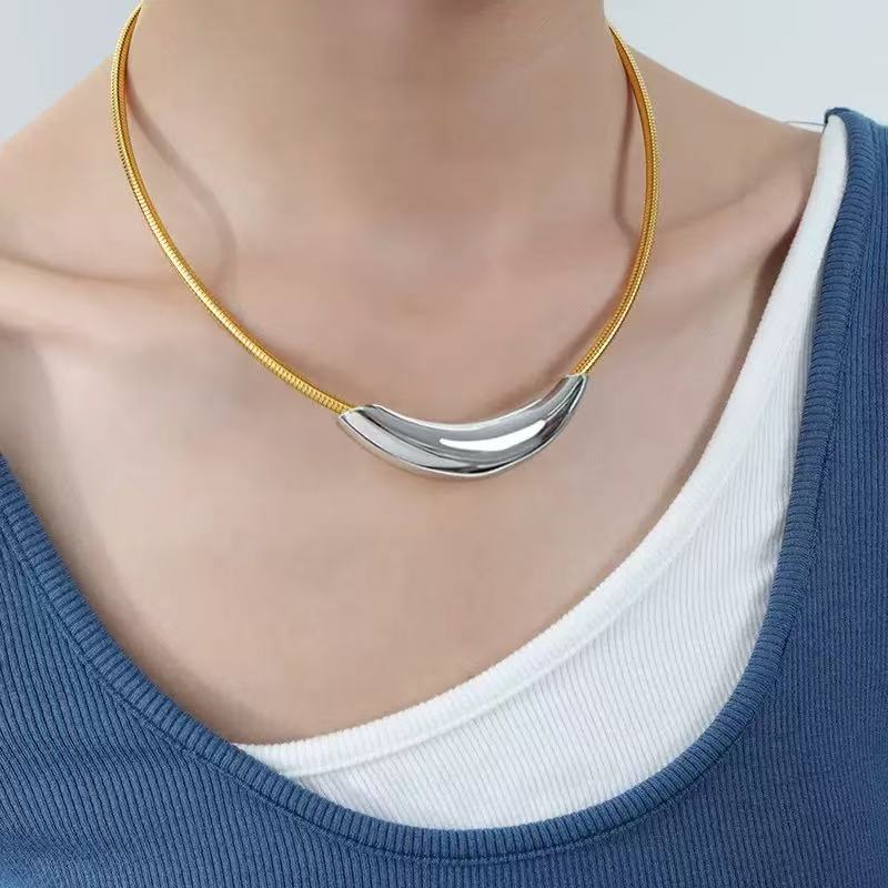 Women's Titanium Steel Simple Elegant Metal Light Column Collar