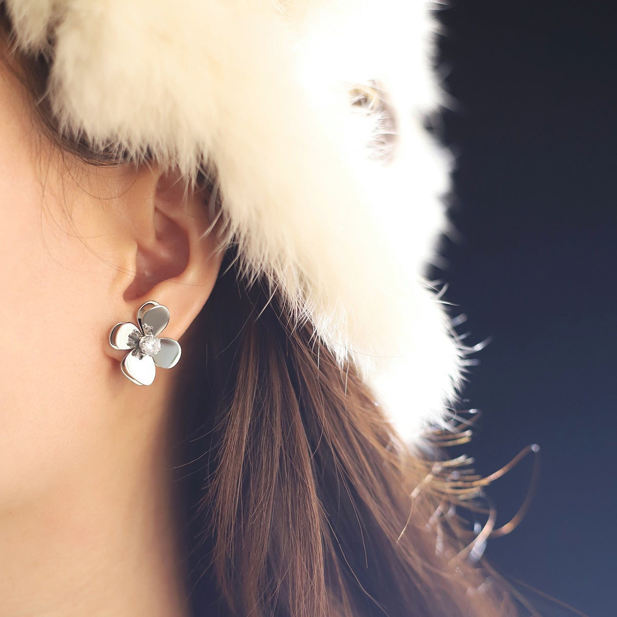 Daisy Rhinestones White Zircon Flower Cold Rich Titanium Steel Stud Earrings