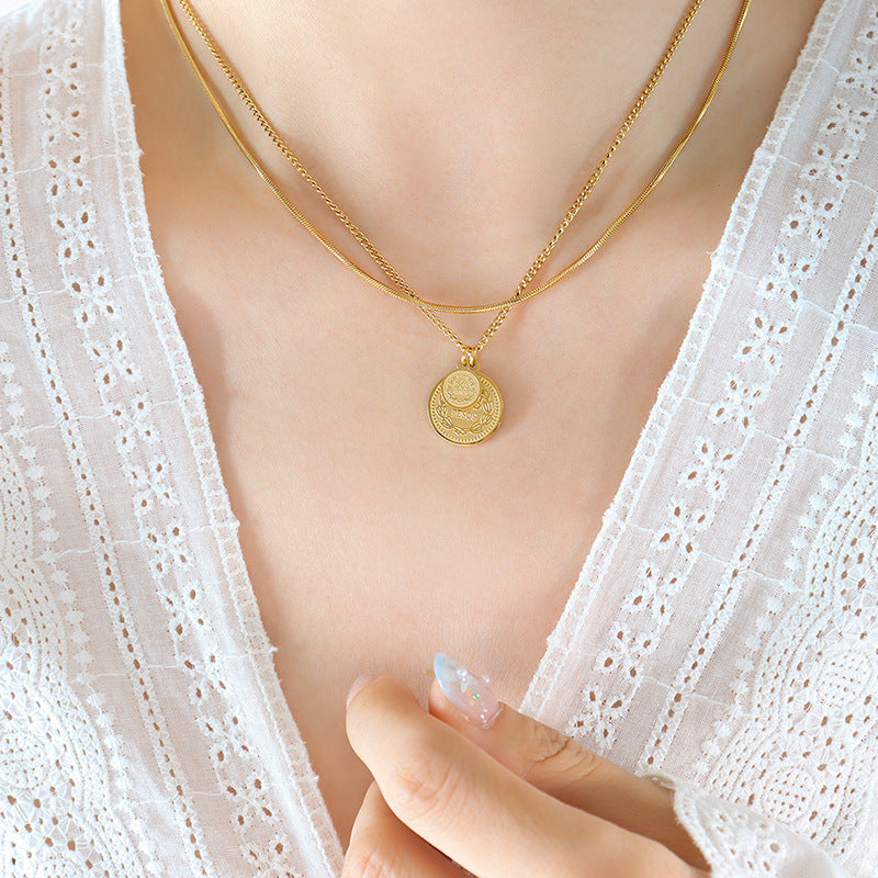 Trendy Double Round Queen Portrait Buckle Twin Female Necklace