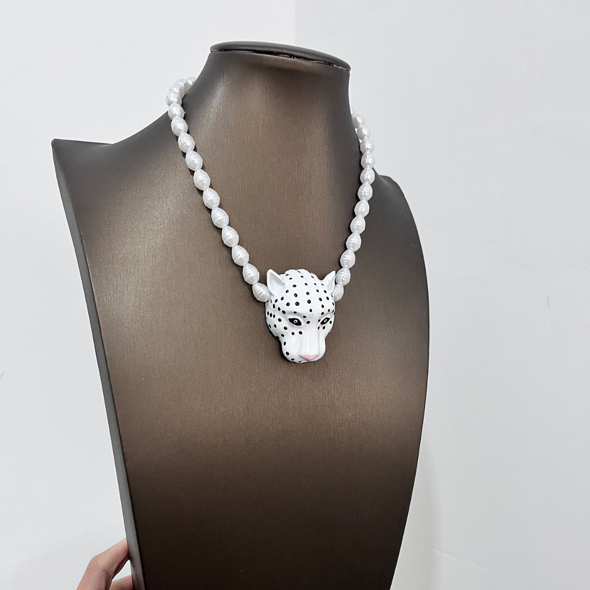 Women's Style Enamel Leopard Head Temperament Stringed Pearls Clavicle Chain Necklace