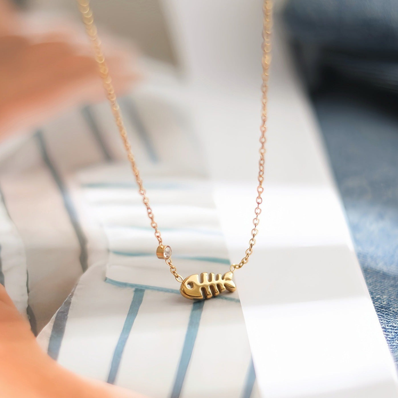 Light Luxury Minority Diamond Small Fishbone Titanium Necklace