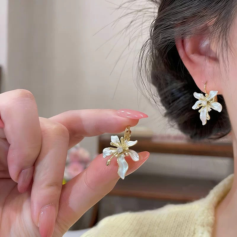 Women's Entry Lux White Shell Flower Ear Clips Niche Design Gentle Stud Earrings