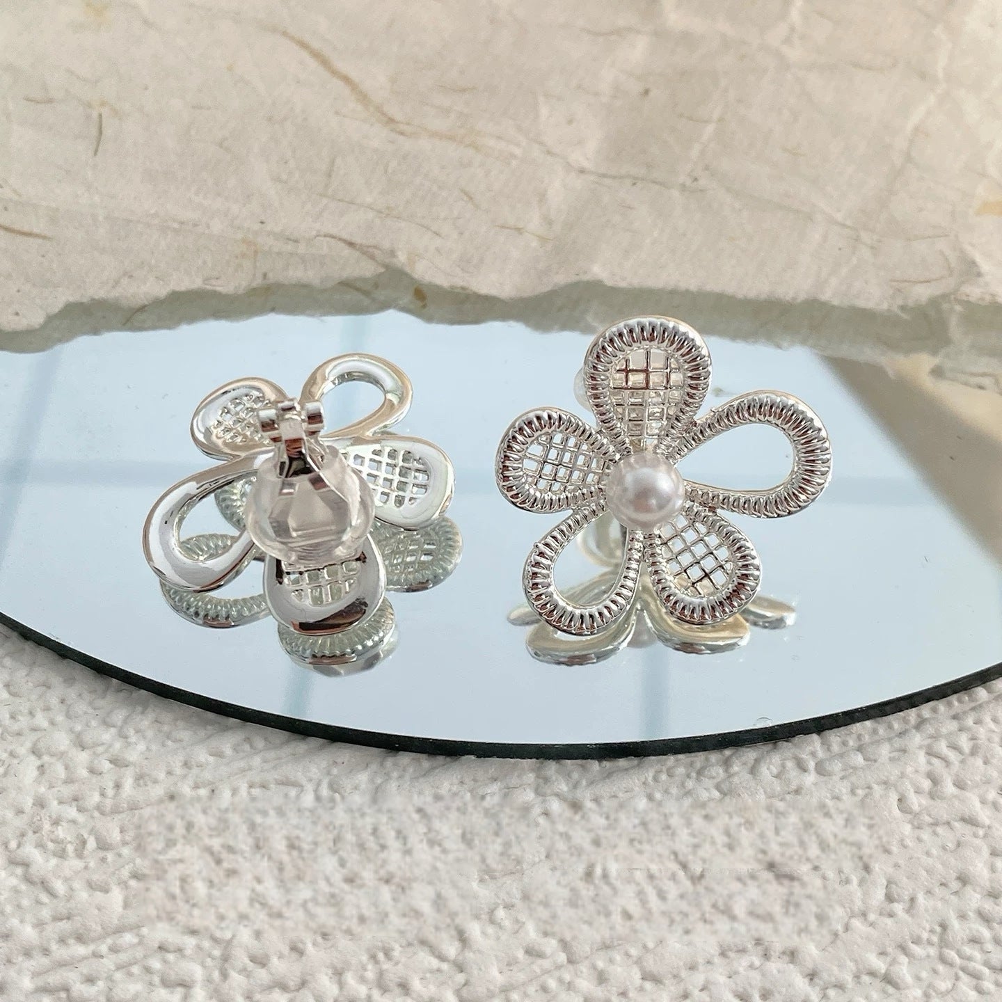 Women's Sier Flower Pearl High-grade Dignified Ear Stud Earrings