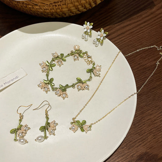White Lily Pearl Super Mori Spring Necklaces