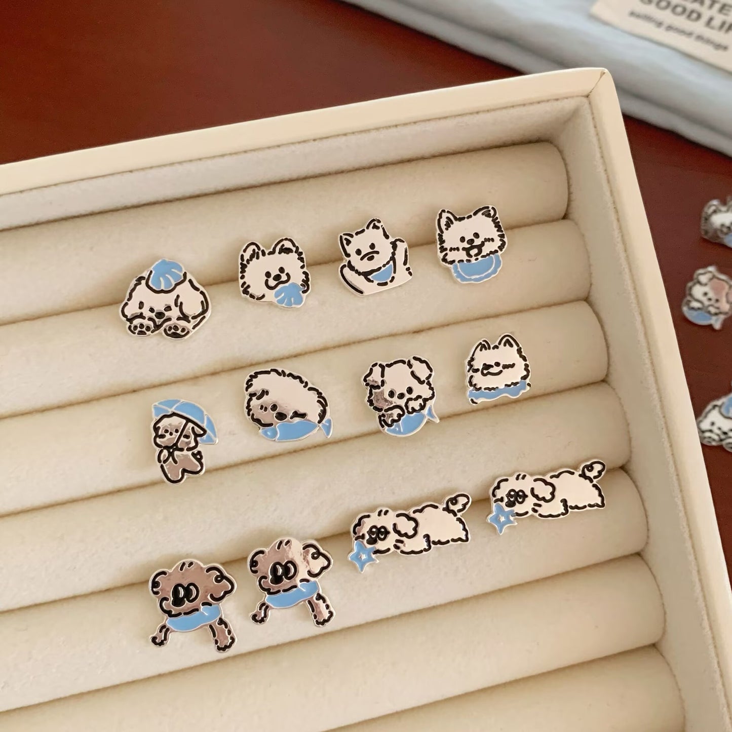 Iti Blue Dog Female Sier Needle Earrings