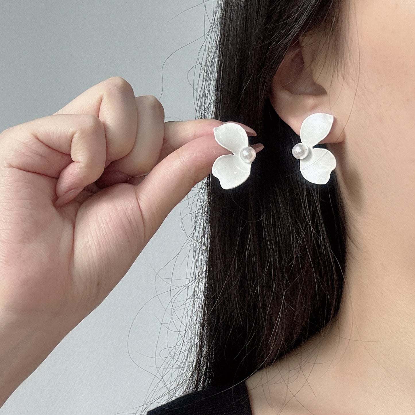 Women's Style Sweet Pearl Petal Fashion Design Light Luxury Earrings