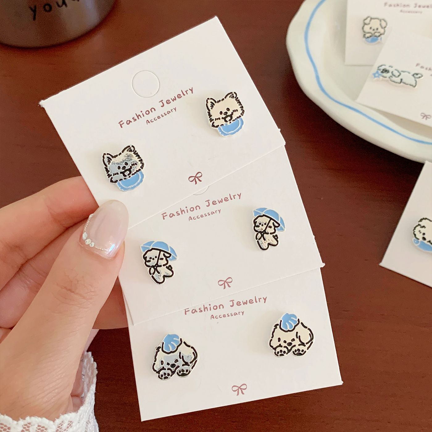 Iti Blue Dog Female Sier Needle Earrings
