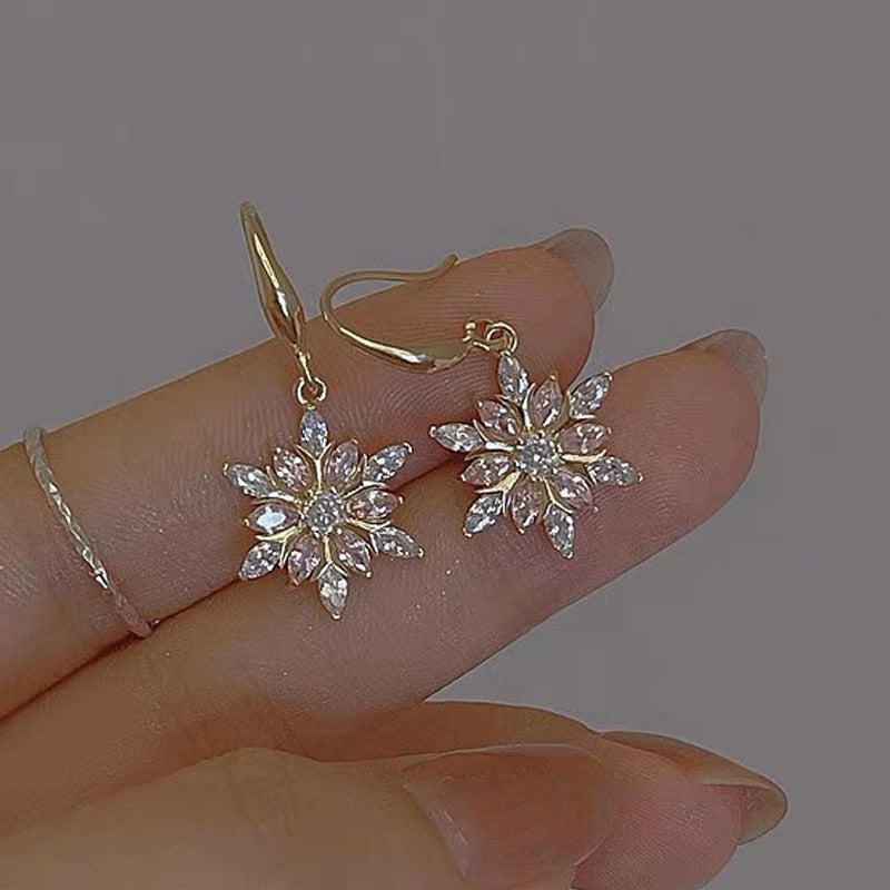 Versatile Women's Fashionable Elegant Snowflake Christmas Earrings