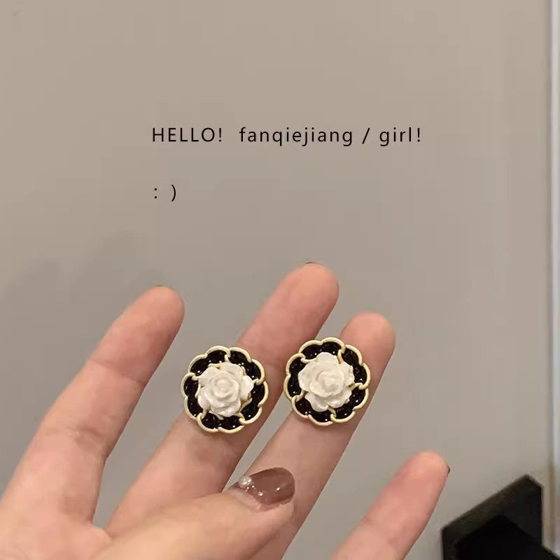 Women's Black White Ear Fashionable Temperament Hot Entry Lux Earrings