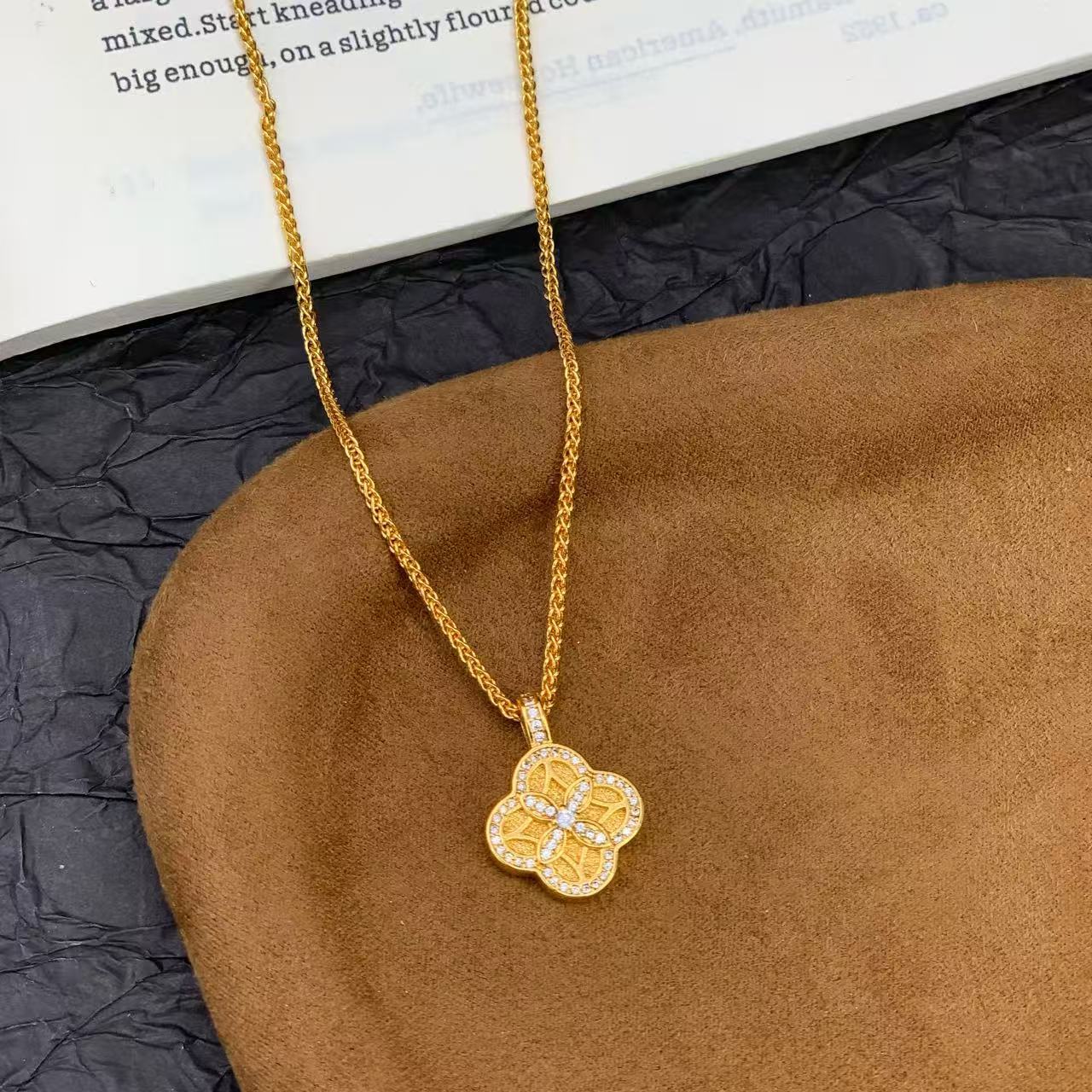 Gold Plating Strong Color Retaining Light Luxury Design Diamond Four-leaf Necklace