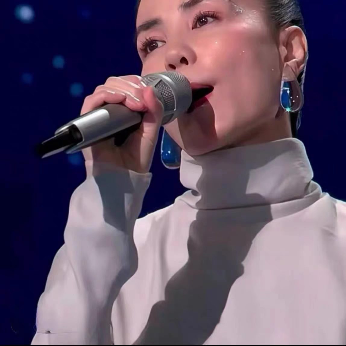 Gala Faye Wong Drop Shape Minority Simple High-grade Irregular Stud Earrings