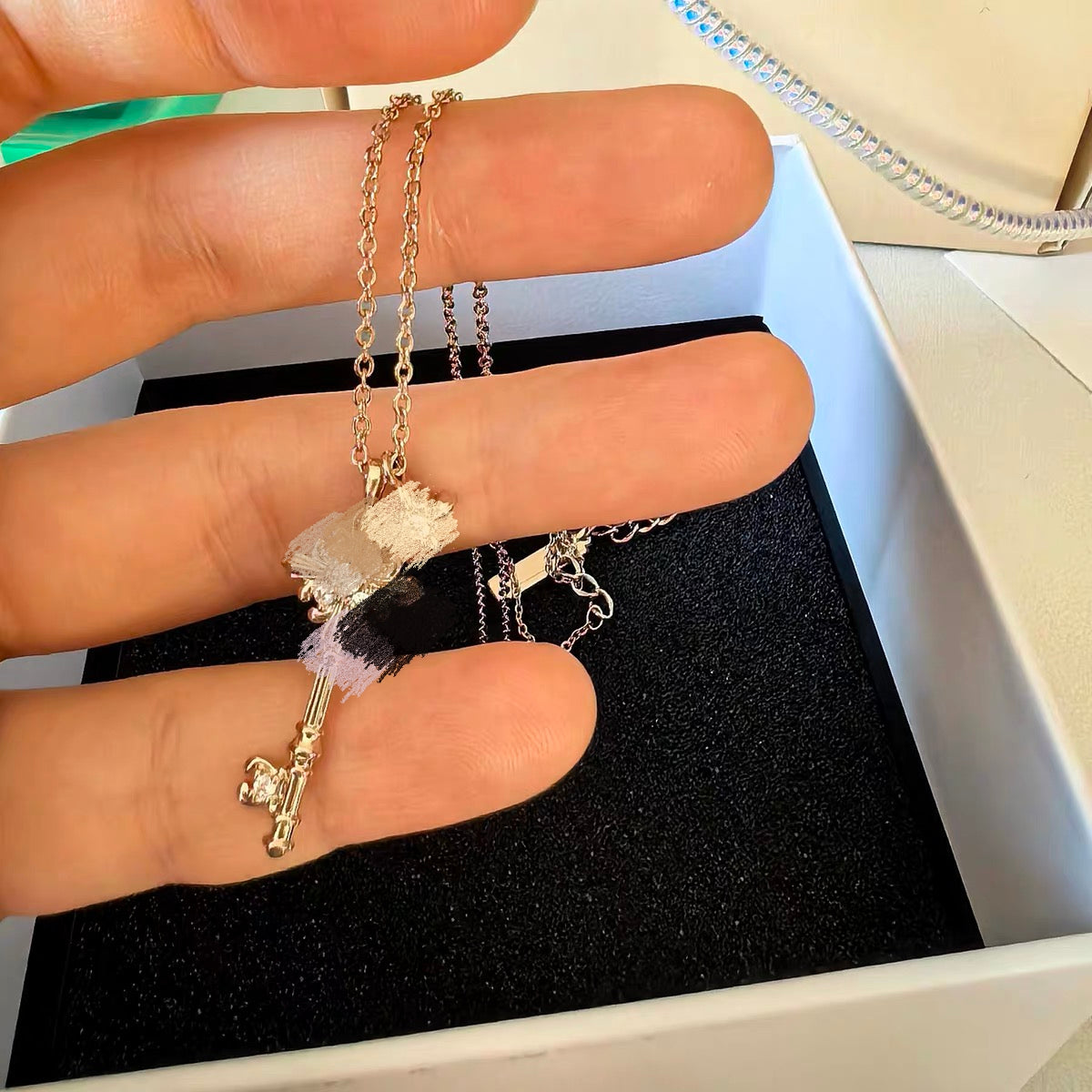 Women's Flower-de-luce Key Choker Light Luxury Clavicle Chain Necklace
