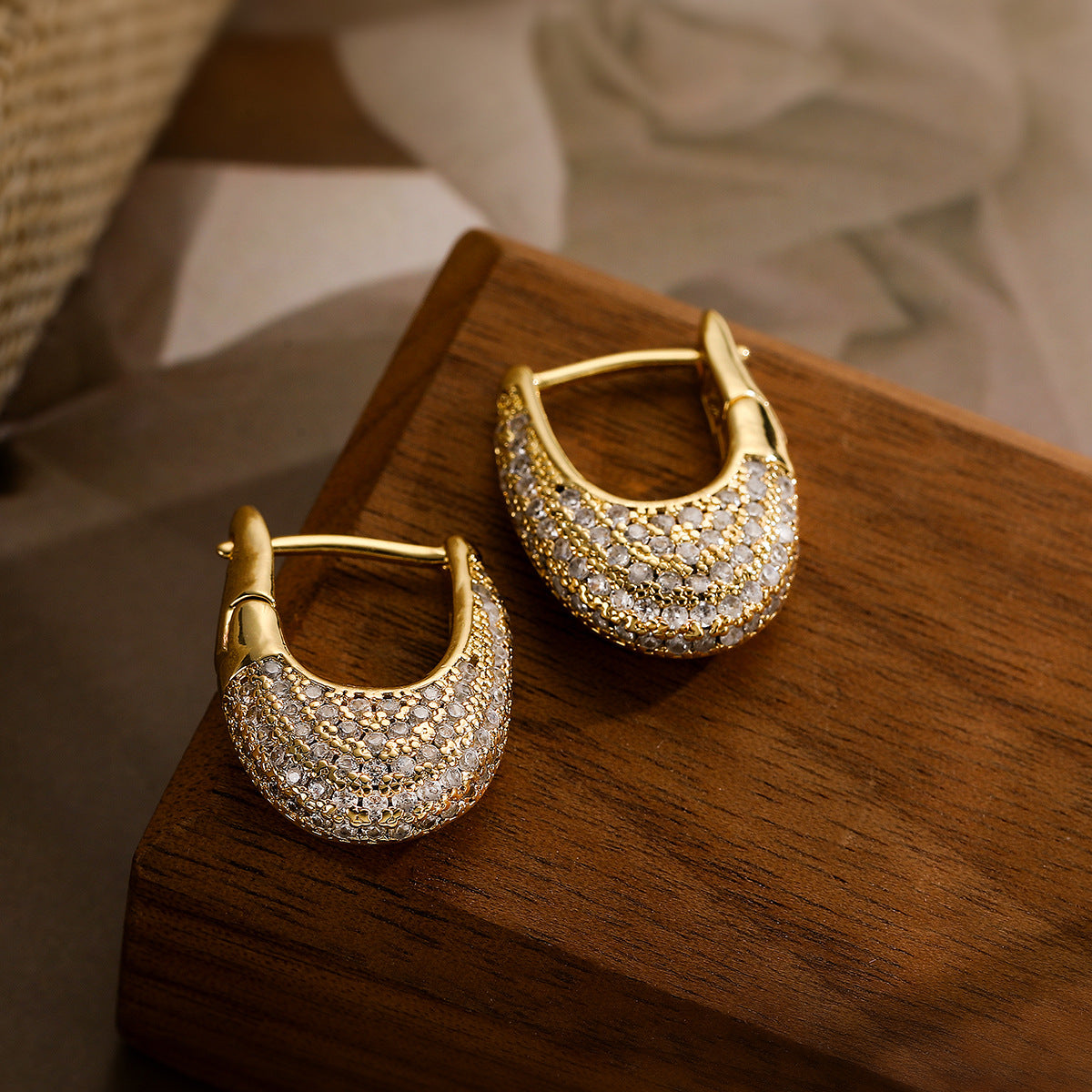 Women's Exquisite Light Luxury Gold Inlaid Zircon U-shaped Earrings