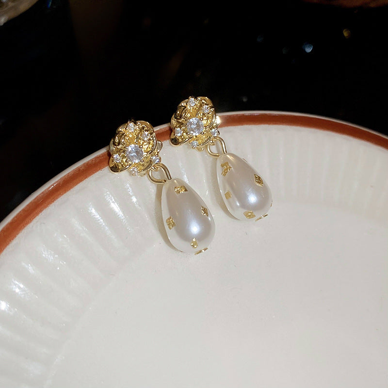 Fashion High-grade Zircon Pearl Niche Retro Earrings