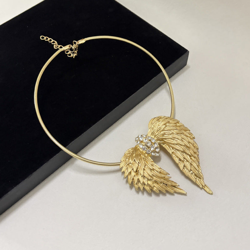 Retro Diamonds Angel Wings Textured Fashionable Temperament High-grade Clavicle Collar