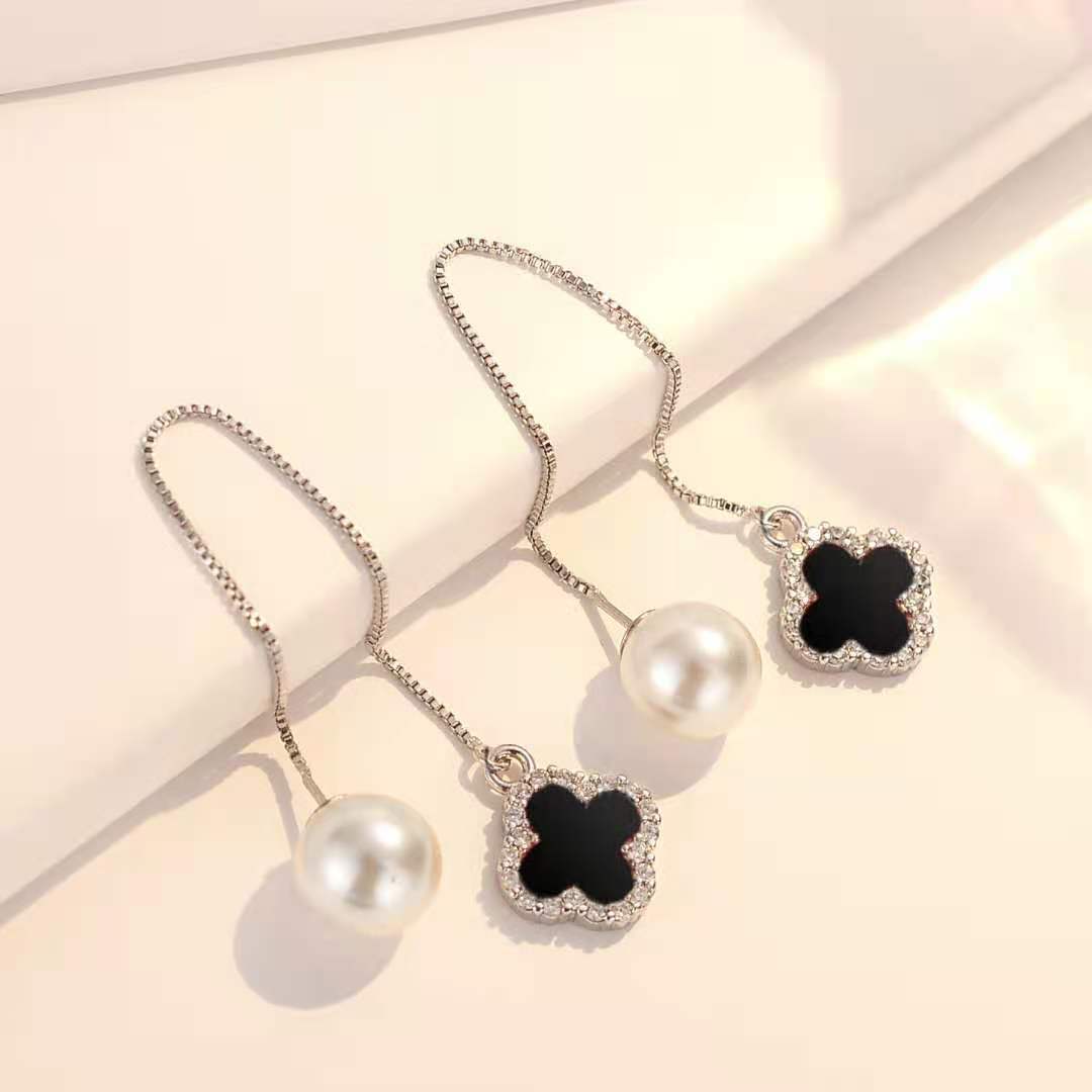 Stylish Women's Imitation Sier Clover Eardrops Ear Hook