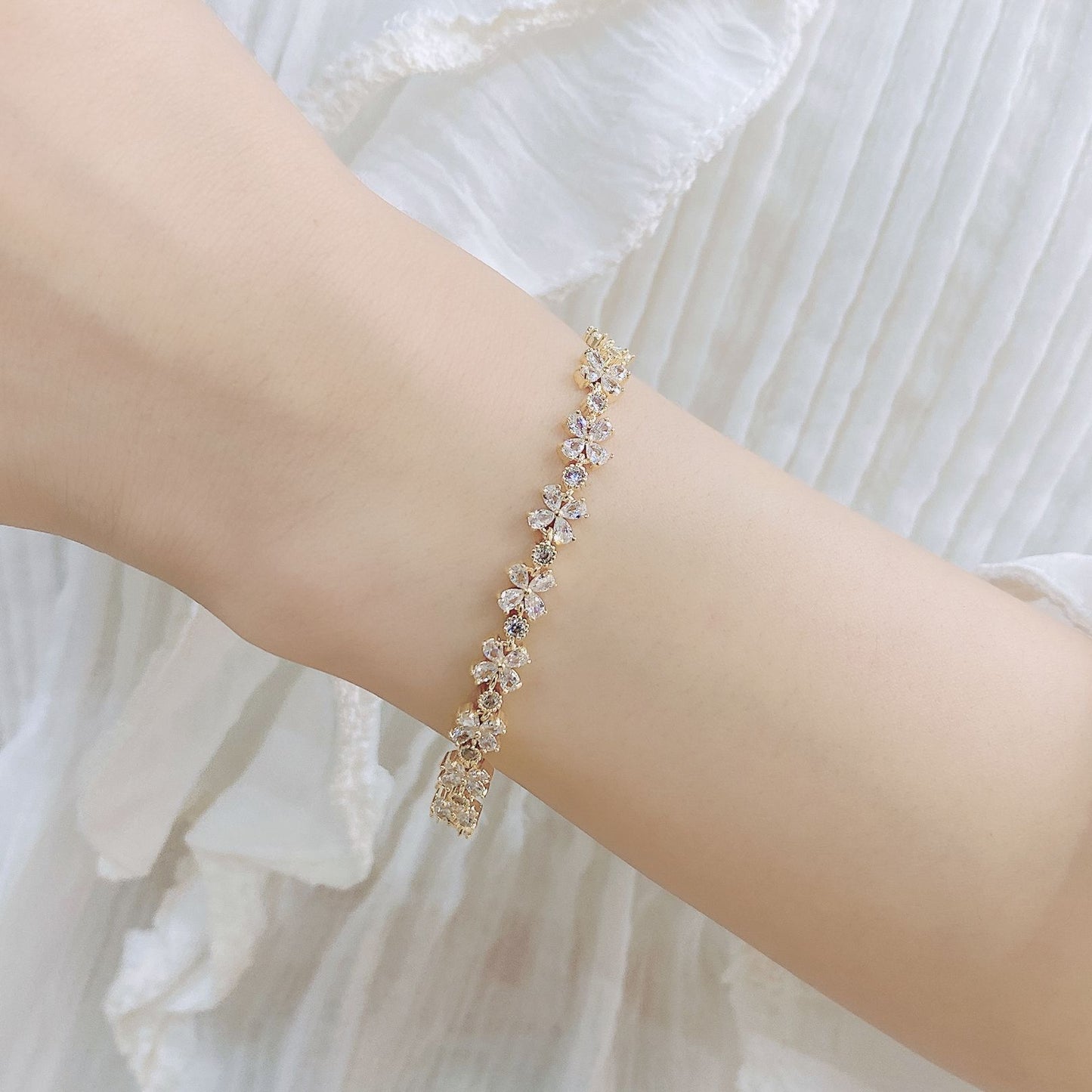 Women's Inlaid Zircon Temperamental Design High-grade Petal Bracelet