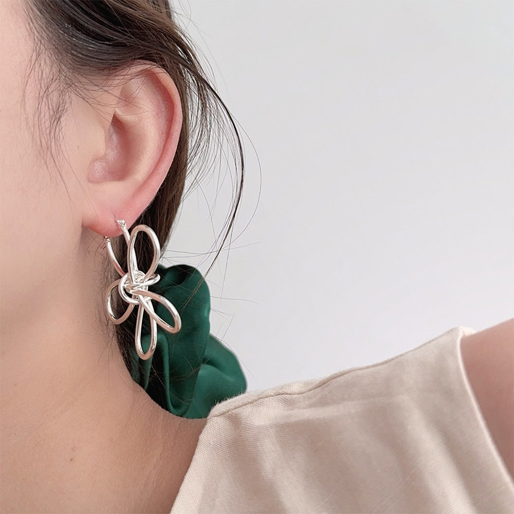 Retro Minimalist Metal Lines Flower Ear Fashion Sense Design Earrings