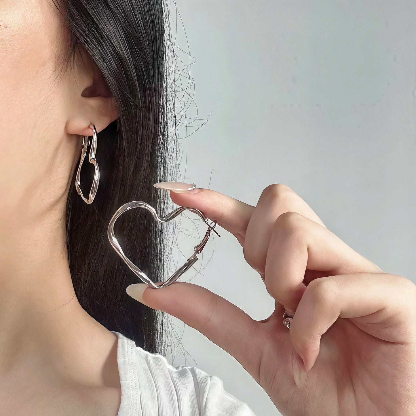 Irregular Peach Heart Twist Light Luxury High-grade Fashion Niche Design Earrings