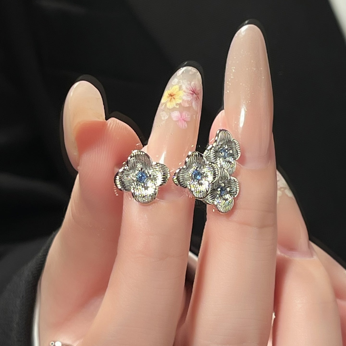 Exquisite Brushed Clover Female Niche Retro Design Blue Zircon Flower Ring