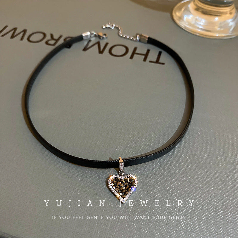 Women's Leather Heart For Retro Personality Minimalism Graceful Fashion Clavicle Collar