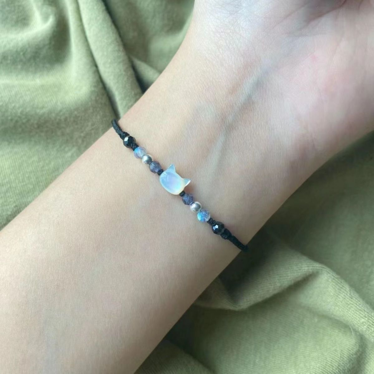 White Exquisite Niche Woven Life Carrying Bracelet