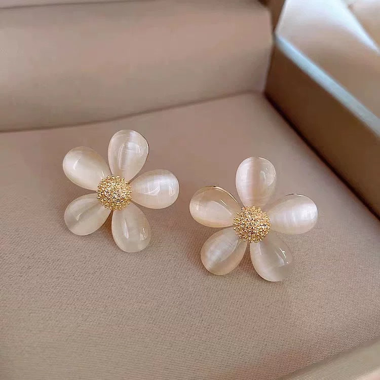Comfortable Spring Fresh Small Everyday Joker Earrings