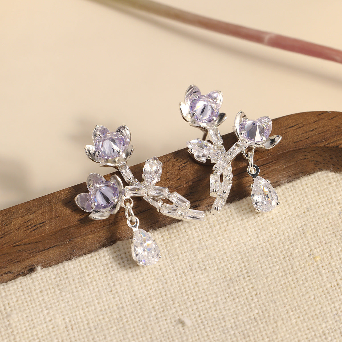 Love Hate Shiny High-grade Commuter Crystal Earrings