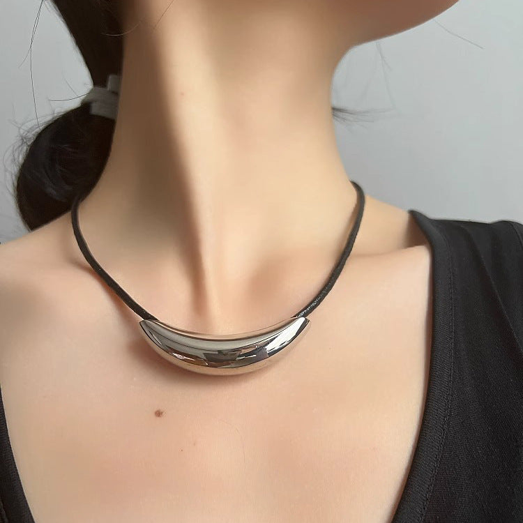 Women's Titanium Steel Simple Elegant Metal Light Column Collar
