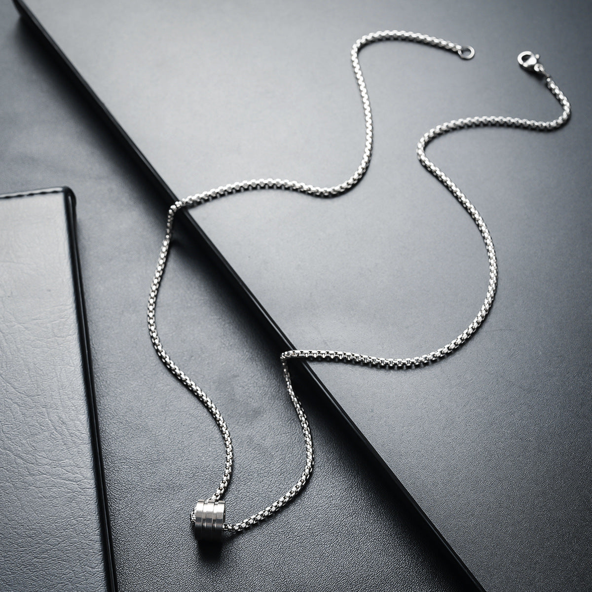 Women's & Men's Small Waist Simple Glossy Casual Style Clavicle Chain Necklaces
