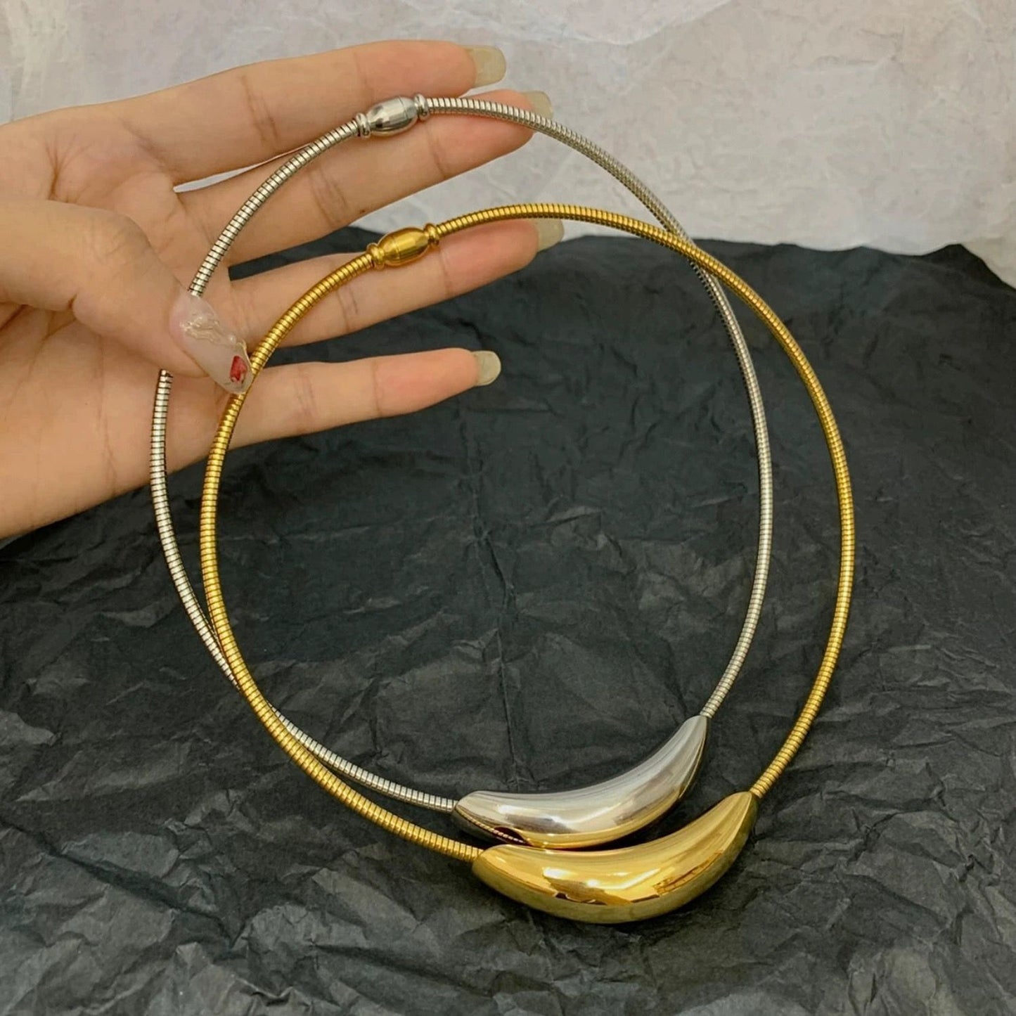 Not Fade Advanced Cold Metallic Curved Elbow Design Gold Collar